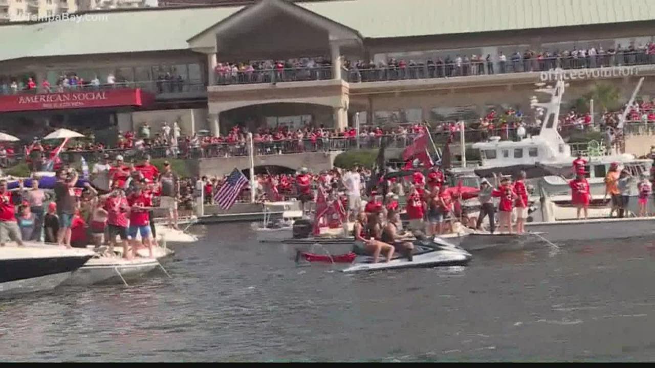 Brady-Gronk trophy pass wows Bucs' Super Bowl boat parade