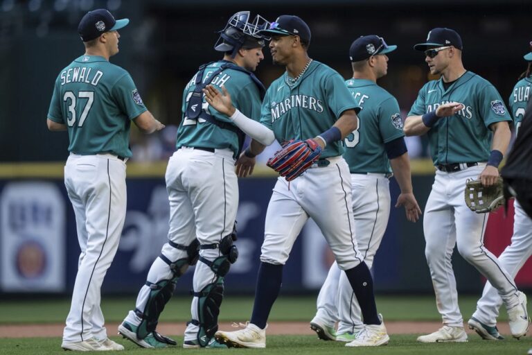 Mariners Celebrate After defeating Rays 8-3