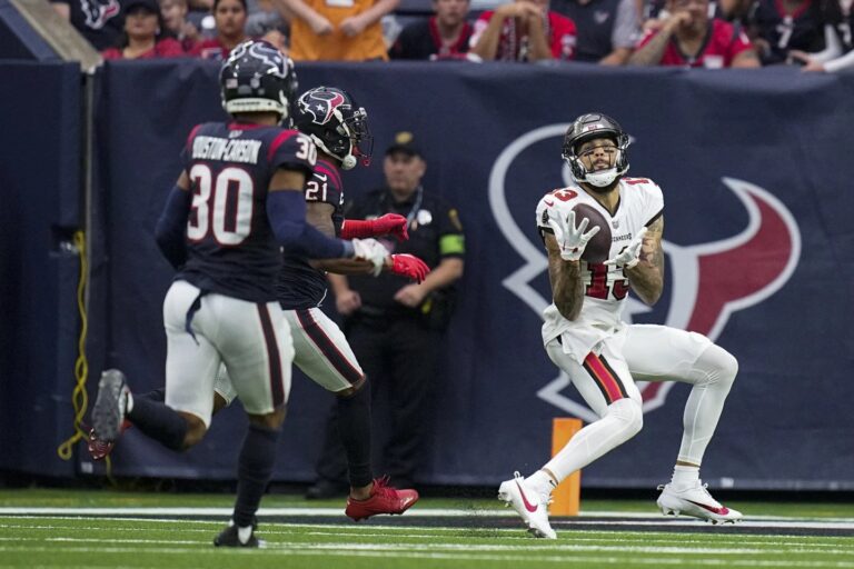 Buccaneers Mike Evans makes a catch