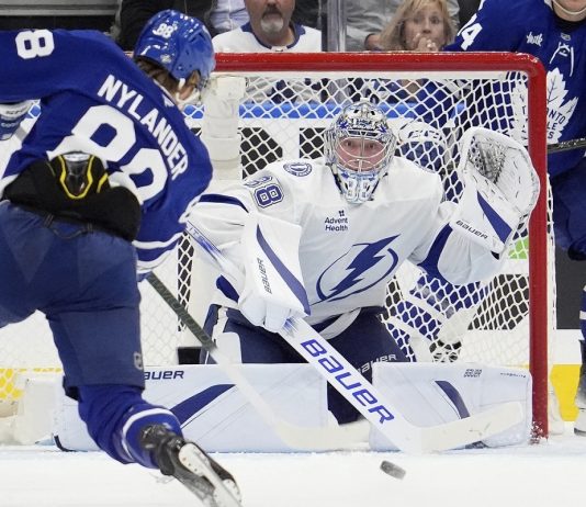 Nylander Leads Maple Leafs Past Lightning