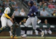 Tampa Bay Rays’ Yandy Diaz, right, scores during the third inning of a baseball game against the Athletics, Monday, Aug. 11, 2025, in West Sacramento, Calif. (AP Photo/Sergio Estrada)