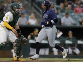 Tampa Bay Rays’ Yandy Diaz, right, scores during the third inning of a baseball game against the Athletics, Monday, Aug. 11, 2025, in West Sacramento, Calif. (AP Photo/Sergio Estrada)