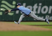 Tampa Bay Rays shortstop Ha-Seong Kim catches a line drive hit by San Francisco Giants' Dominic Smith to end the eighth inning of a baseball game, Saturday, Aug. 16, 2025, in San Francisco. (AP Photo/Godofredo A. Vásquez)