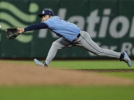 Tampa Bay Rays shortstop Ha-Seong Kim catches a line drive hit by San Francisco Giants' Dominic Smith to end the eighth inning of a baseball game, Saturday, Aug. 16, 2025, in San Francisco. (AP Photo/Godofredo A. Vásquez)