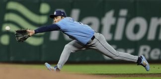 Tampa Bay Rays shortstop Ha-Seong Kim catches a line drive hit by San Francisco Giants' Dominic Smith to end the eighth inning of a baseball game, Saturday, Aug. 16, 2025, in San Francisco. (AP Photo/Godofredo A. Vásquez)