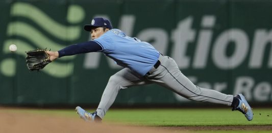 Tampa Bay Rays shortstop Ha-Seong Kim catches a line drive hit by San Francisco Giants' Dominic Smith to end the eighth inning of a baseball game, Saturday, Aug. 16, 2025, in San Francisco. (AP Photo/Godofredo A. Vásquez)