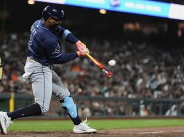 Tampa Bay Rays’ Yandy Díaz hits an RBI single during the ninth inning of a baseball game against the San Francisco Giants, Friday, Aug. 15, 2025, in San Francisco. (AP Photo/Godofredo A. Vásquez)
