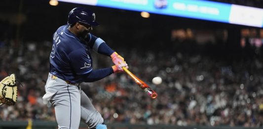Tampa Bay Rays’ Yandy Díaz hits an RBI single during the ninth inning of a baseball game against the San Francisco Giants, Friday, Aug. 15, 2025, in San Francisco. (AP Photo/Godofredo A. Vásquez)
