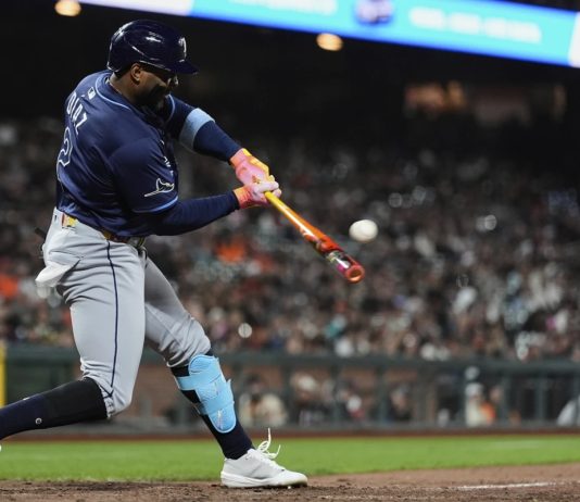 Tampa Bay Rays’ Yandy Díaz hits an RBI single during the ninth inning of a baseball game against the San Francisco Giants, Friday, Aug. 15, 2025, in San Francisco. (AP Photo/Godofredo A. Vásquez)