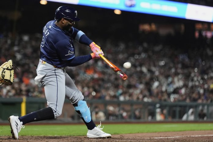 Tampa Bay Rays’ Yandy Díaz hits an RBI single during the ninth inning of a baseball game against the San Francisco Giants, Friday, Aug. 15, 2025, in San Francisco. (AP Photo/Godofredo A. Vásquez)